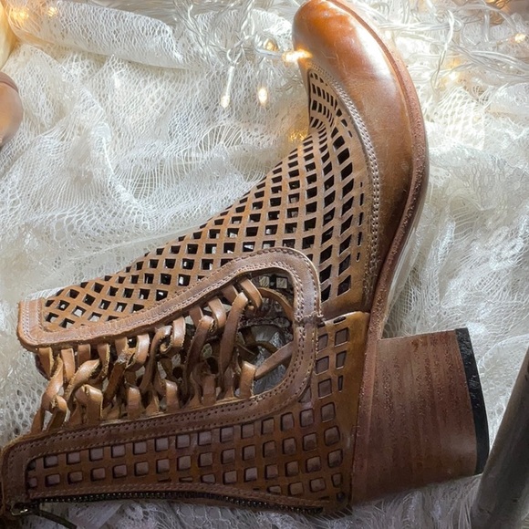 Freebird by Steven. Made in Mexico.  Leather sole.  Size 10.  Lattice pattern. - Picture 11 of 16